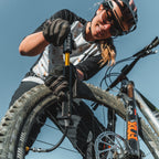 Grip Drive HV high-volume pump with overlapping aluminum handle and textured barrel for superior control. Perfect for inflation on mtb trails.