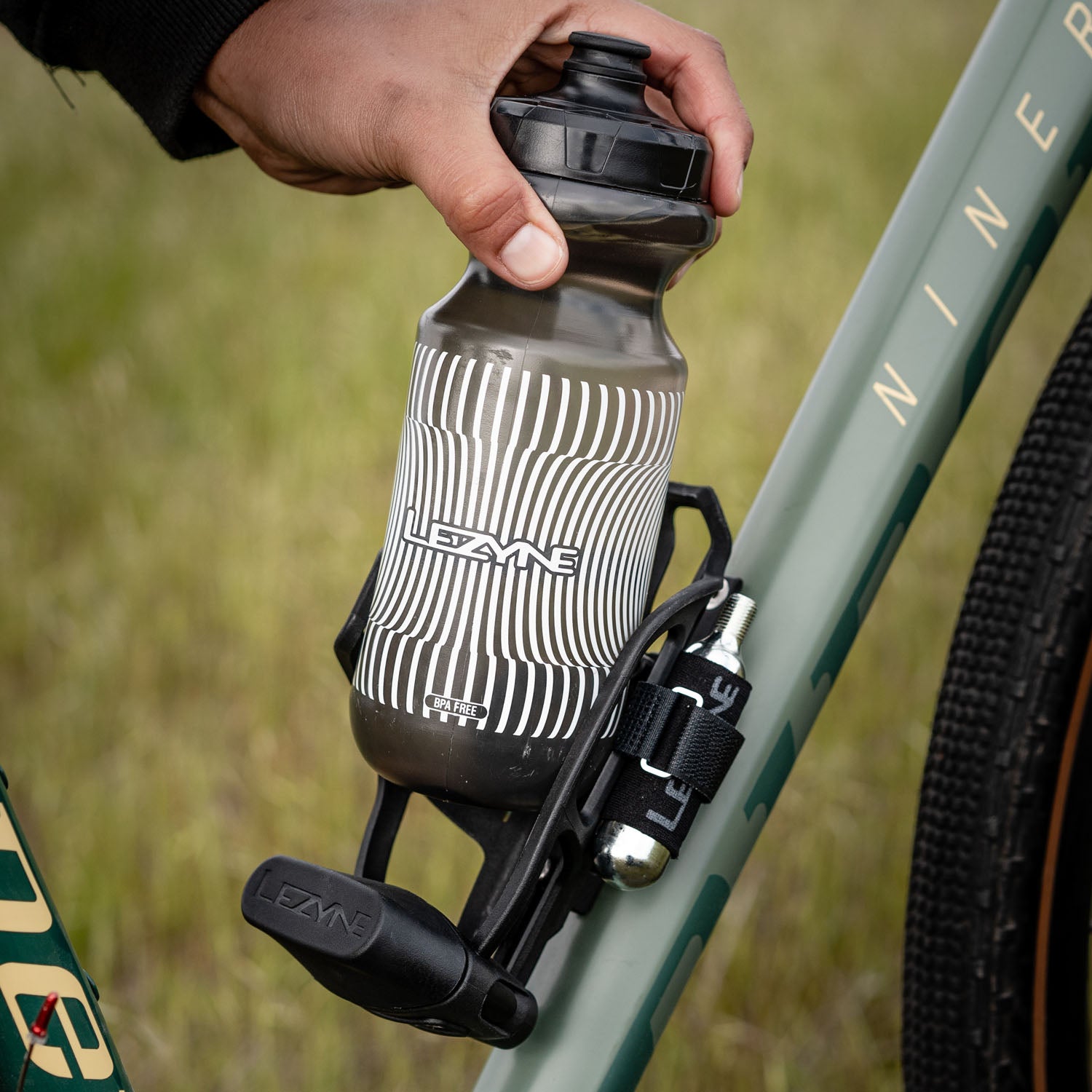 TUBELESS FLOW STORAGE CAGE